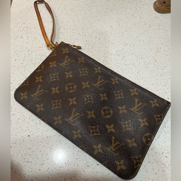 Louis Vuitton wristlet - Picture 9 of 9